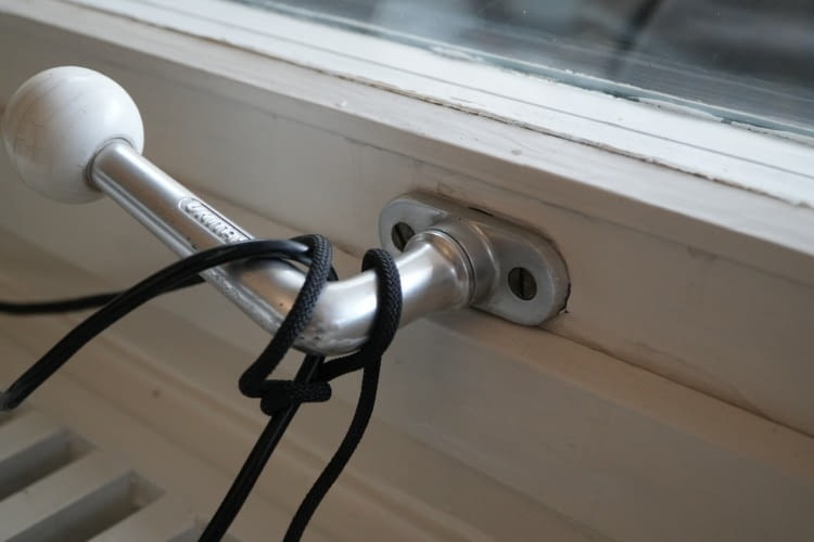 Schnursalat: Beim MOVA N1 kann sich das Kabel und die Sicherheitsleine in Objekten verfangen. Er stürzt nicht ab, fährt aber auch nicht weiter. Schnursalat: Beim MOVA N1 kann sich das Kabel und die Sicherheitsleine in Objekten verfangen. Er stürzt nicht ab, fährt aber auch nicht weiter.