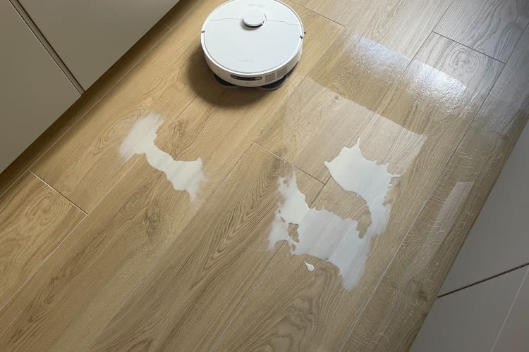 Härtetest beim Wischen: Mit dem großen Fleck Hafermilch hatte der E40 Ultra etwas zu kämpfen Härtetest beim Wischen: Mit dem großen Fleck Hafermilch hatte der E40 Ultra etwas zu kämpfen