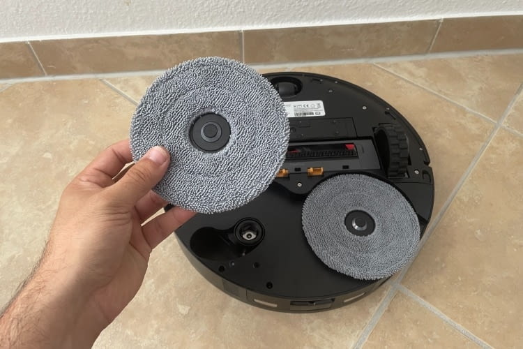 Vor dem ersten Start müssen nur die Mopps auf der Unterseite eingesetzt werden Vor dem ersten Start müssen nur die Mopps auf der Unterseite eingesetzt werden