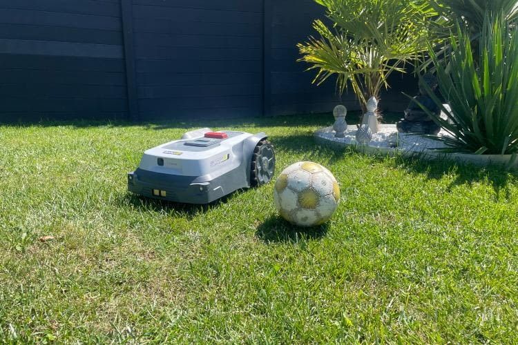 Den Fußball erkannte der T600 immer und umfuhr ihn Den Fußball erkannte der T600 immer und umfuhr ihn
