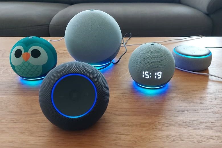 Hier sind einige unserer Echo Dot Test-Lautsprecher zu sehen Hier sind einige unserer Echo Dot Test-Lautsprecher zu sehen