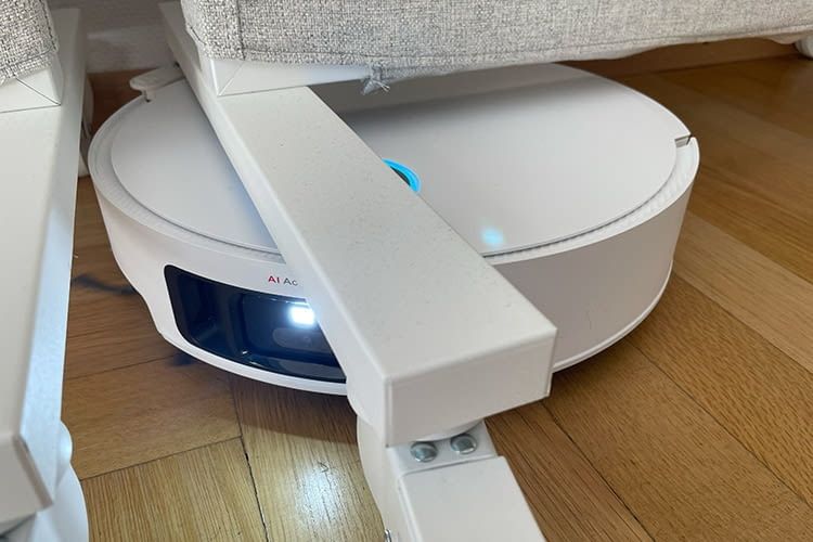 Der Dreame fuhr unter niedrigen Möbel den Sensor Turm ein und schaltete sein Licht ein Der Dreame fuhr unter niedrigen Möbel den Sensor Turm ein und schaltete sein Licht ein