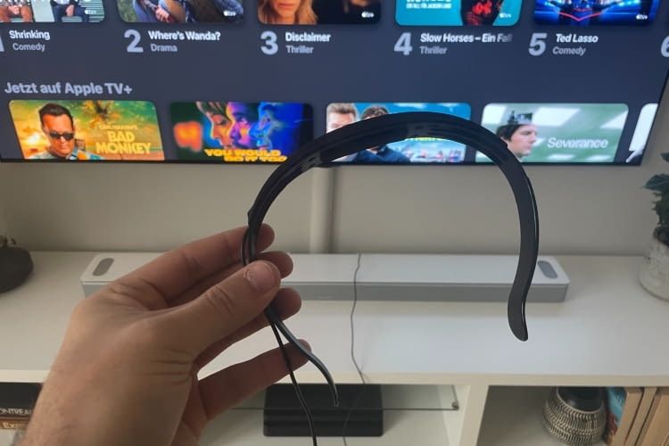 Mithilfe eines mitgeliferten Headsets wird die Bose Soundbar auf den Raum eingemessen Mithilfe eines mitgeliferten Headsets wird die Bose Soundbar auf den Raum eingemessen
