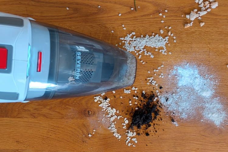 Auch ohne Aufsatz erfasst HV 7146 groben Schmutz zuverlässig Auch ohne Aufsatz erfasst HV 7146 groben Schmutz zuverlässig