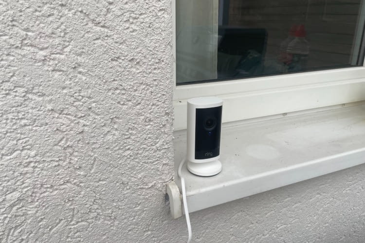 Die stellten die Ring Outdoor Cam Pro auf einer Fensterbank auf und überwachten einen Garten Die stellten die Ring Outdoor Cam Pro auf einer Fensterbank auf und überwachten einen Garten