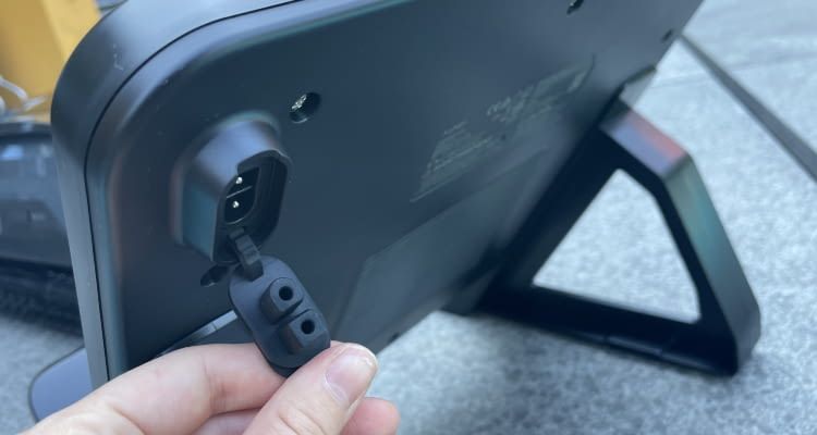 Der Ladeanschluss befindet sich an der Hinterseite der Station von AIPER Scuba X1 Der Ladeanschluss befindet sich an der Hinterseite der Station von AIPER Scuba X1