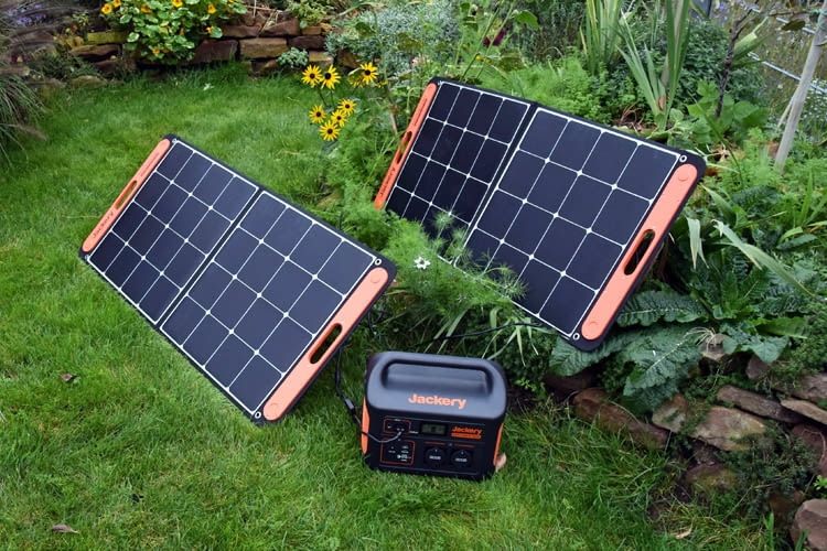Ein Solargenerator mit ein oder zwei Solarmodulen ist besonders umweltfreundlich Ein Solargenerator mit ein oder zwei Solarmodulen ist besonders umweltfreundlich