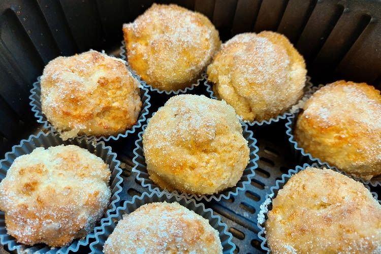 Wir haben die Quarkbällchen nach dem Backen noch gezuckert Wir haben die Quarkbällchen nach dem Backen noch gezuckert