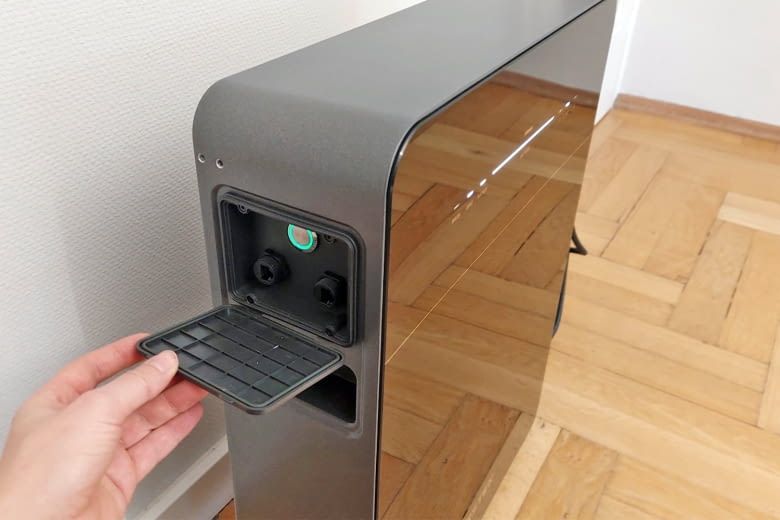 Diese Klappe verdeckt bei Nichtgebrauch die Anschlüsse und den Power-Button Diese Klappe verdeckt bei Nichtgebrauch die Anschlüsse und den Power-Button