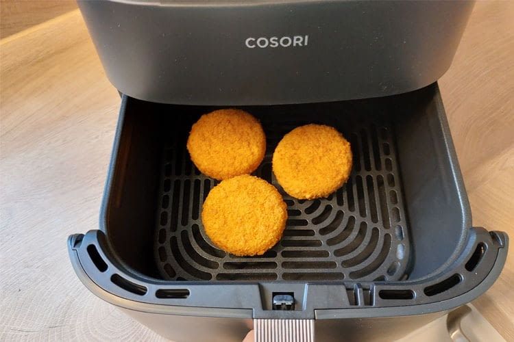 In unserem AirFryer Test ließ sich der Back-Camembert perfekt anbraten In unserem AirFryer Test ließ sich der Back-Camembert perfekt anbraten