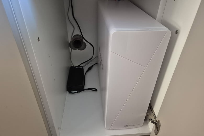 Das Hauptgerät lässt sich einfach in einem Schrank unterbringen Das Hauptgerät lässt sich einfach in einem Schrank unterbringen
