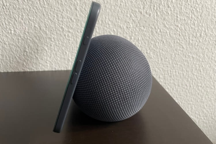 Die Bedienknöpfe sind am rechten Bildschirmrand angebracht Die Bedienknöpfe sind am rechten Bildschirmrand angebracht