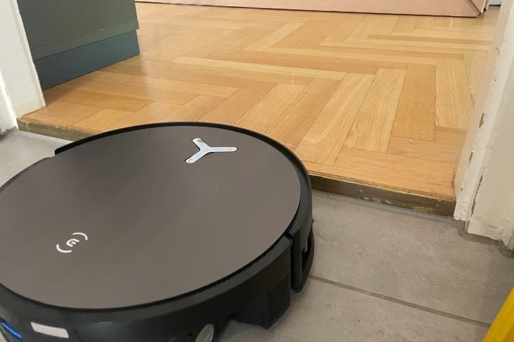 Leider konnte der Saugroboter über diese 3,5 Zentimeter hohe Kante nicht klettern Leider konnte der Saugroboter über diese 3,5 Zentimeter hohe Kante nicht klettern