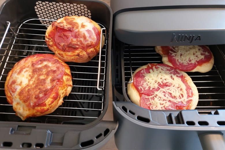 Links sind unsere fertigen Pizzen zu sehen, rechts die noch rohen Links sind unsere fertigen Pizzen zu sehen, rechts die noch rohen