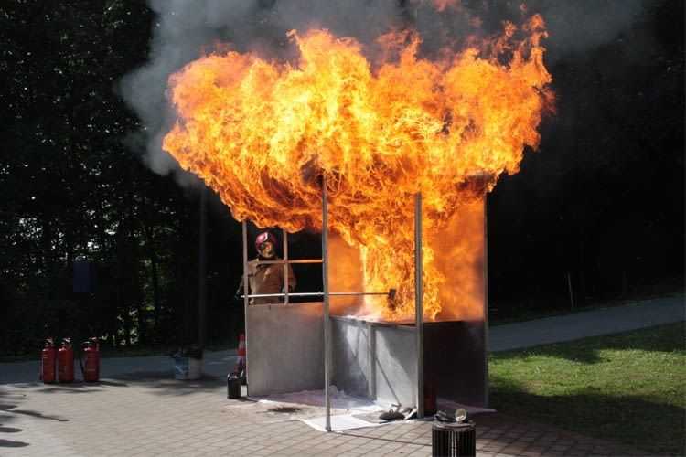 Brennendes Fett kann riesige Feuersäulen verursachen Brennendes Fett kann riesige Feuersäulen verursachen