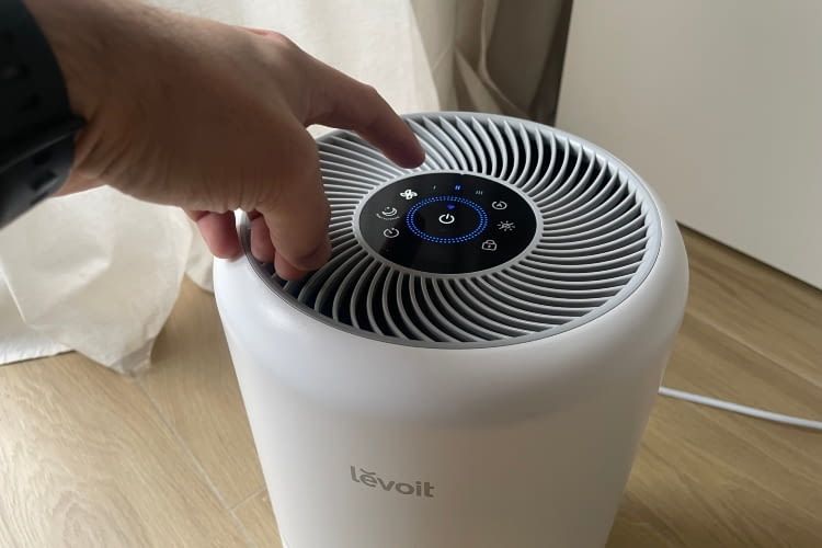 Je nach Luftqualität ändert sich die Farbe des LED-Rings Je nach Luftqualität ändert sich die Farbe des LED-Rings