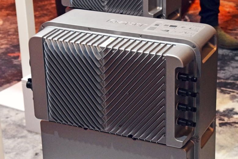 Die Kühlrippen verlaufen hier nicht nur quer oder senkrecht, sondern schräg Die Kühlrippen verlaufen hier nicht nur quer oder senkrecht, sondern schräg