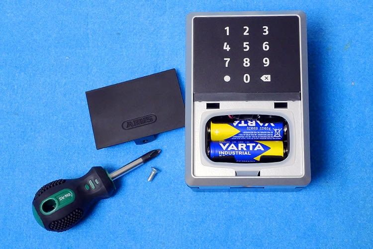 Batterien sind im Lieferumfang enthalten, jedoch kein Schraubenzieher Batterien sind im Lieferumfang enthalten, jedoch kein Schraubenzieher