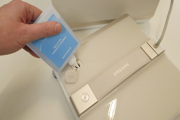 Die Reinigungslösung wird direkt in den 80 ml fassenden Tank am Fensterputzroboter gefüllt. Die Reinigungslösung wird direkt in den 80 ml fassenden Tank am Fensterputzroboter gefüllt.