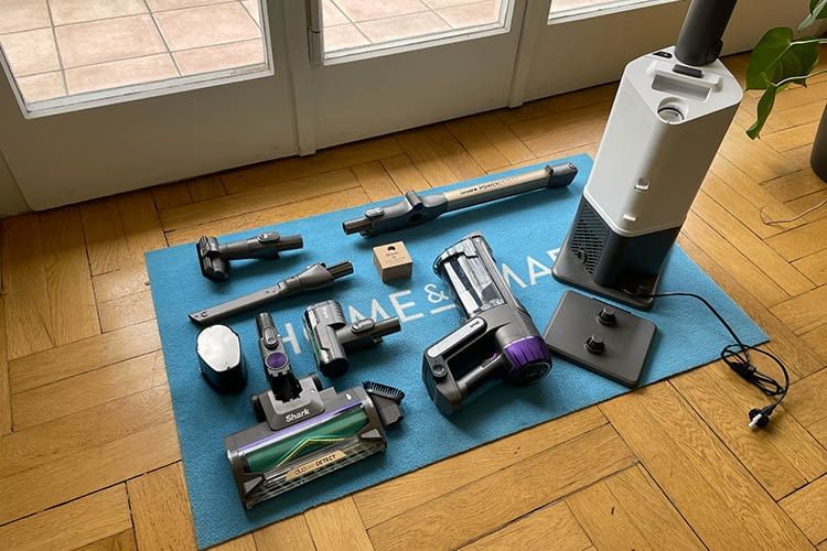 Eine Menge Zubehör liegt dem Shark PowerDetect Clean & Empty bei Eine Menge Zubehör liegt dem Shark PowerDetect Clean & Empty bei