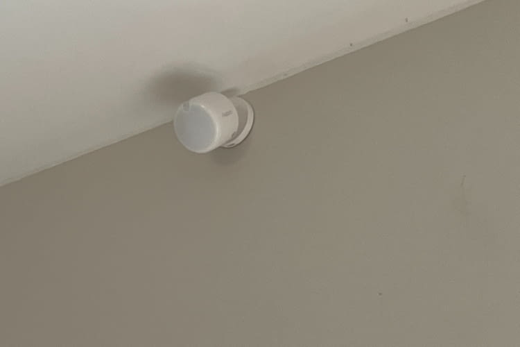 Im Alltag fällt der kleine Sensor an der Wand kaum auf Im Alltag fällt der kleine Sensor an der Wand kaum auf
