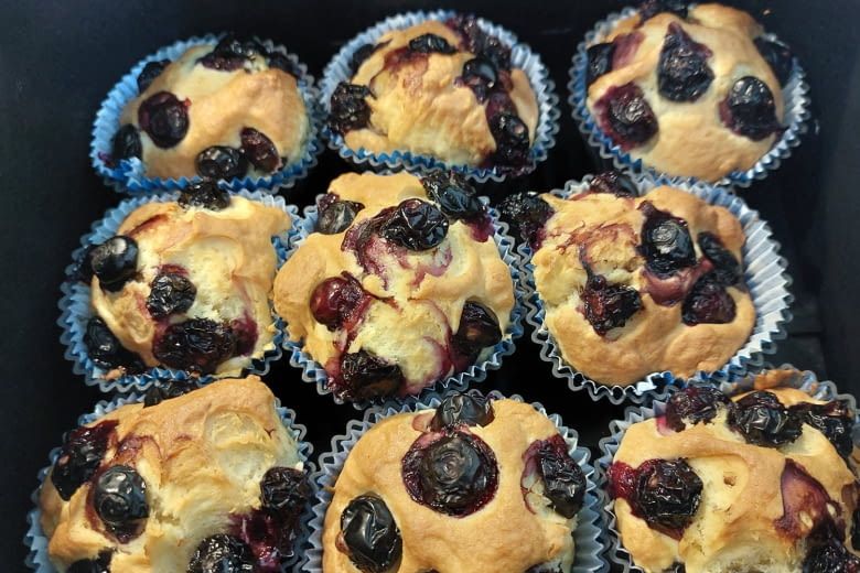 So sehen Heidelbeer-Muffins aus dem Air Fryer aus So sehen Heidelbeer-Muffins aus dem Air Fryer aus