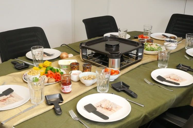 Bei einem länglichen Tisch wie diesem kommt nicht jeder gleich gut ans Essen Bei einem länglichen Tisch wie diesem kommt nicht jeder gleich gut ans Essen