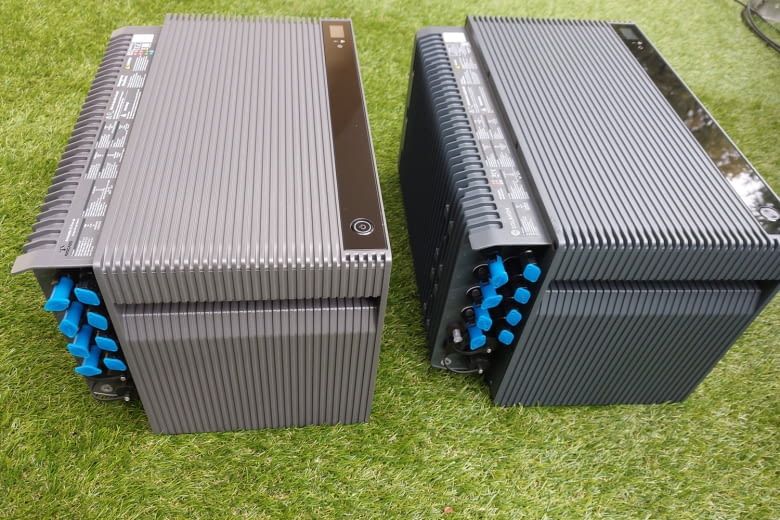 An den mit blauen Kappen verdeckten Ports lassen sich je 4×650 W anschließen. An den mit blauen Kappen verdeckten Ports lassen sich je 4×650 W anschließen.