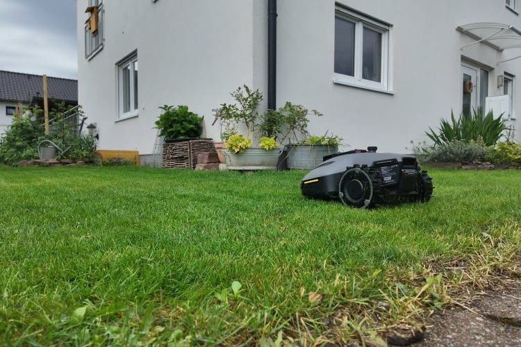 Auf der Fläche macht der YUKA eine gute Figur. Der Bahnenabstand lässt sich sogar in der App einstellen Auf der Fläche macht der YUKA eine gute Figur. Der Bahnenabstand lässt sich sogar in der App einstellen