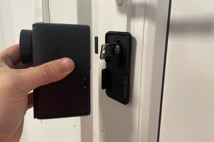 Montage erfolgreich: Zum Abschluss wird das Smart Lock aufgesetzt und mit kleinen Schrauben gesichert Montage erfolgreich: Zum Abschluss wird das Smart Lock aufgesetzt und mit kleinen Schrauben gesichert