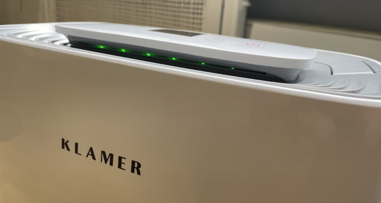 Die LED Lichte unterhalb des Panels zeigen die Luftfeuchtigkeit Die LED Lichte unterhalb des Panels zeigen die Luftfeuchtigkeit