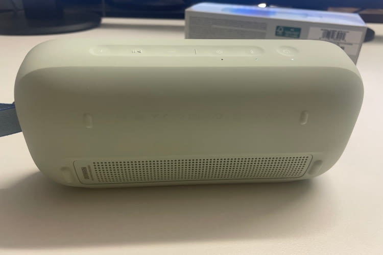 Auch auf der Rückseite der Soundlink Flex befinden sich Lautsprecher Auch auf der Rückseite der Soundlink Flex befinden sich Lautsprecher