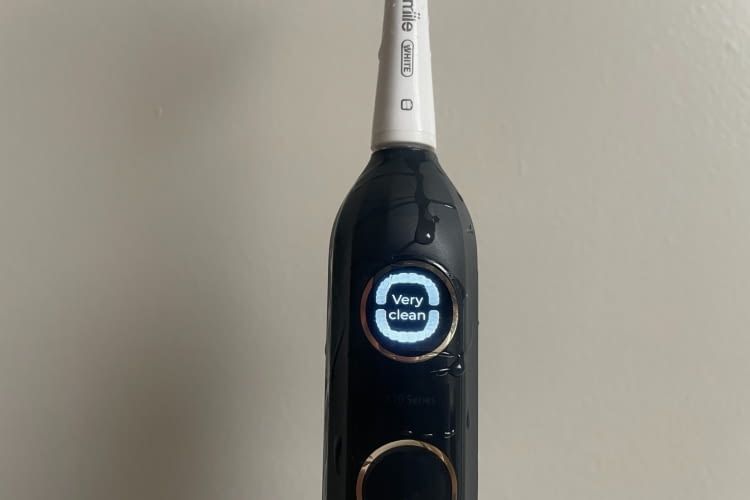 Nach dem Zähne putzen wird das Putzergebnis auf dem kleinen Bildschirm angezeigt Nach dem Zähne putzen wird das Putzergebnis auf dem kleinen Bildschirm angezeigt