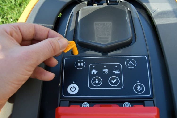 Dieser kleine Spezialschlüssel aktiviert den Roboter Dieser kleine Spezialschlüssel aktiviert den Roboter