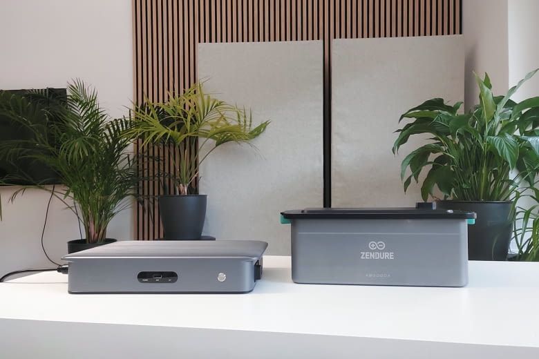 Zendure SolarFlow 2400 AC (links) ist deutlich kleiner als die AB3000X Batterie Zendure SolarFlow 2400 AC (links) ist deutlich kleiner als die AB3000X Batterie