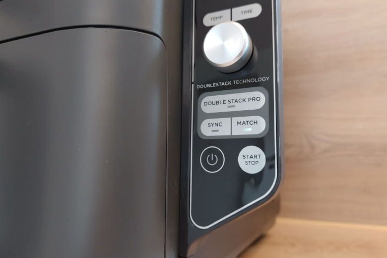 Alle Einstellungsmöglichkeiten befinden sich rechts am Gehäuse Alle Einstellungsmöglichkeiten befinden sich rechts am Gehäuse