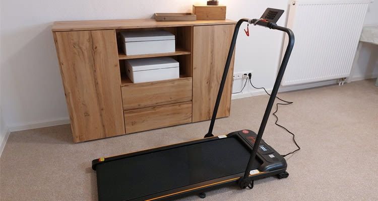 Dieses bis zu 12 km/h schnelle Laufband besitzt eine Notstopp-Funktion Dieses bis zu 12 km/h schnelle Laufband besitzt eine Notstopp-Funktion