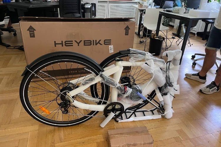 Das Heybike kam teilweise vormontiert und gut geschützt bei uns an Das Heybike kam teilweise vormontiert und gut geschützt bei uns an