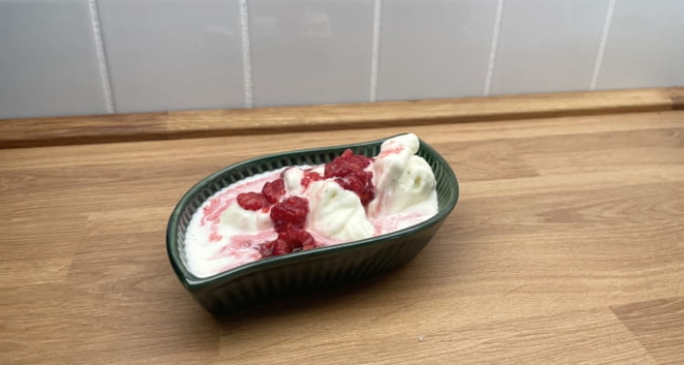 Wir haben das Vanilleeis anschließend mit heißen Himbeeren serviert Wir haben das Vanilleeis anschließend mit heißen Himbeeren serviert