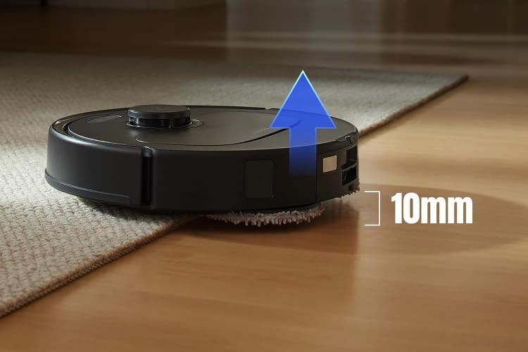 Der eufy X10 Pro Omni fährt die rotierenden Mopps beim Saugen von Teppichen ein Der eufy X10 Pro Omni fährt die rotierenden Mopps beim Saugen von Teppichen ein