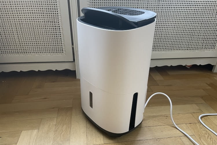 Durch die klappbare Lamelle am Luftausblasgitter konnten der Luftstrom gelenkt werden und das Betriebsgeräusch verringert werden Durch die klappbare Lamelle am Luftausblasgitter konnten der Luftstrom gelenkt werden und das Betriebsgeräusch verringert werden