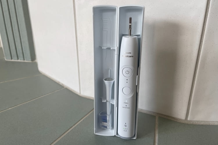 Das Reiseetui bietet genug Platz für den Griff und zwei Bürsten Das Reiseetui bietet genug Platz für den Griff und zwei Bürsten