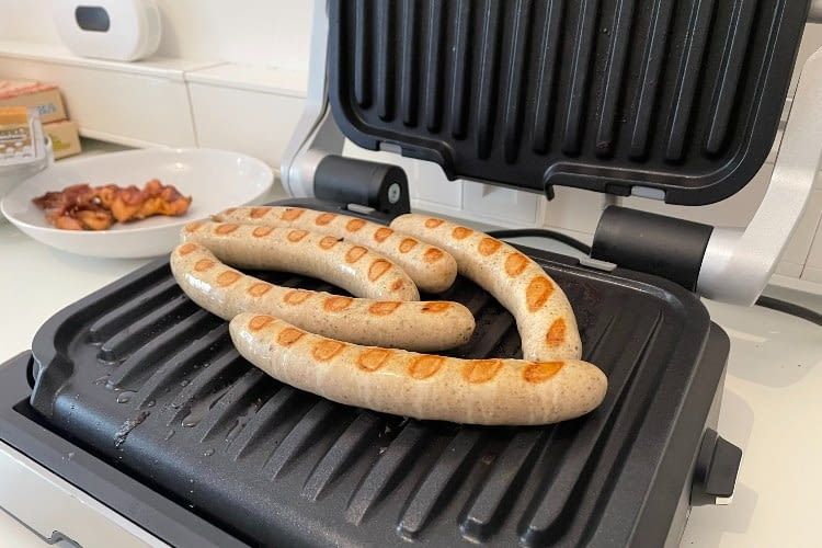 Die Würstchen erhielt die klassischen Grillstreifen Die Würstchen erhielt die klassischen Grillstreifen