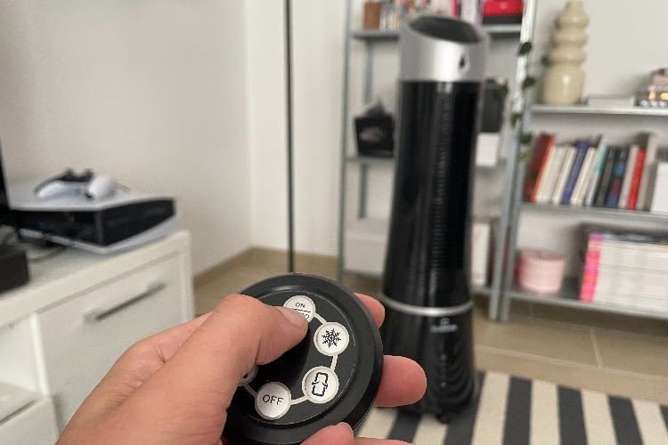 Mit der Fernbedienung können die verschiedenen Funktionen auch vom Sofa oder dem Bett aus gesteuert werden Mit der Fernbedienung können die verschiedenen Funktionen auch vom Sofa oder dem Bett aus gesteuert werden