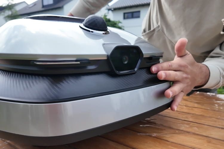 Die Kamera auf der Vorderseite ist neu und hilft bei der Hinderniserkennung Die Kamera auf der Vorderseite ist neu und hilft bei der Hinderniserkennung