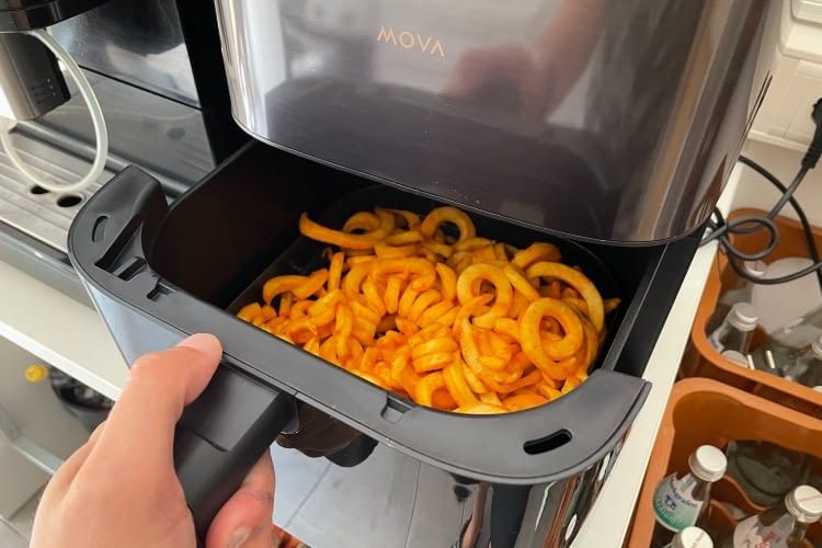 Der Garkorb ist groß genug für 500g Pommes Der Garkorb ist groß genug für 500g Pommes
