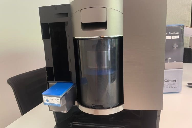 Die Station macht ebenfalls einen hochwertigen Eindruck und verfügt über ein separates Fach für Reinigungsmittel Die Station macht ebenfalls einen hochwertigen Eindruck und verfügt über ein separates Fach für Reinigungsmittel