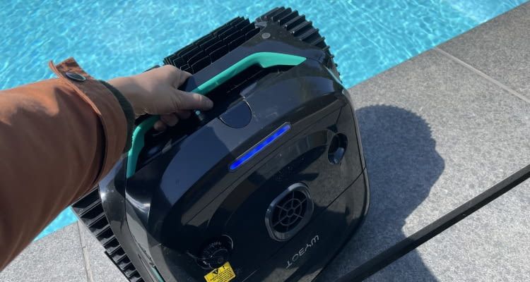 Der Wybot C2 hat einen Tragegriff an der Front, dank dem er auch aus dem Pool geholt werden kann Der Wybot C2 hat einen Tragegriff an der Front, dank dem er auch aus dem Pool geholt werden kann