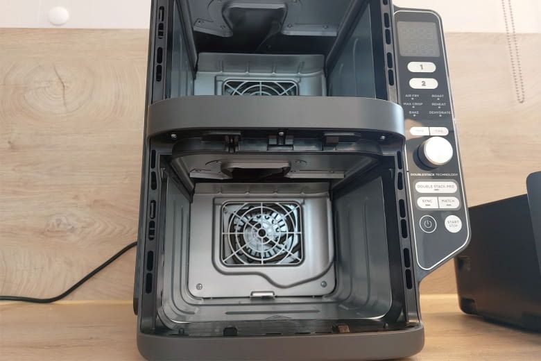 Statt wie sonst über dem Garkorb sitzt die Heizspirale hier an der Rückwand Statt wie sonst über dem Garkorb sitzt die Heizspirale hier an der Rückwand