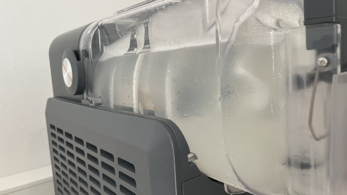 Im Reinigungsmodus wird Wasser in den Behälter gegeben Im Reinigungsmodus wird Wasser in den Behälter gegeben